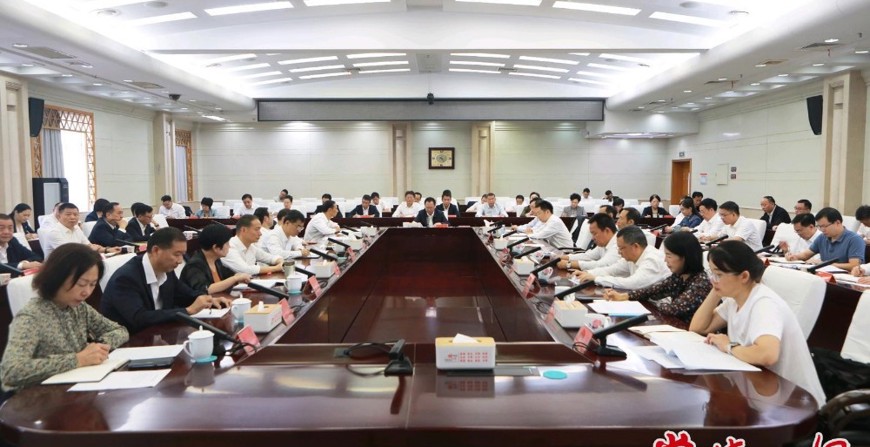 周振宇主持召開(kāi)市委常委會(huì)（擴(kuò)大）會(huì)議